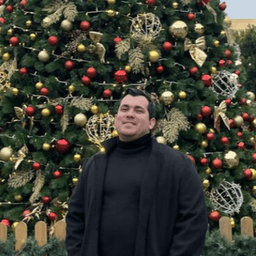 Doni in front of a decorated Christmas tree